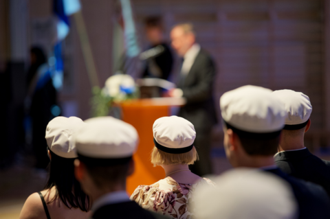 Kuva ylioppilaista takaapäin