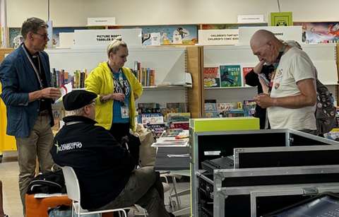 Valokuvassa tilaisuuden osallistujia.