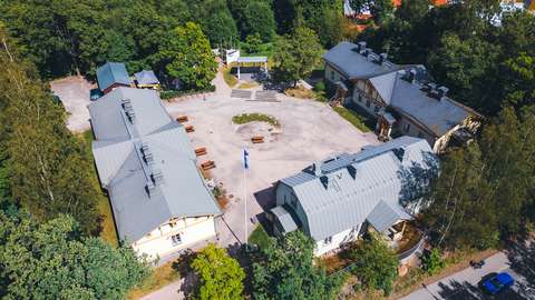 kolme taloa pihapiirissä. kuva otettu dronella yläilmoista,