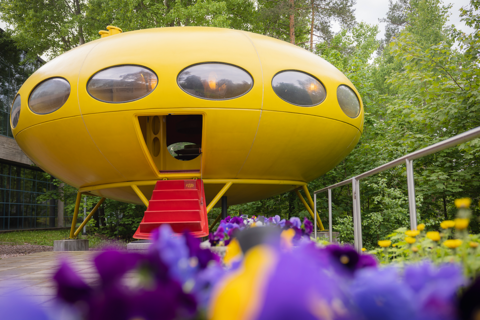 Kuva Futuro-talosta kukkien ympäröimänä