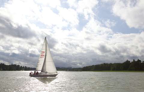 Purjevene saaristomaisessa.