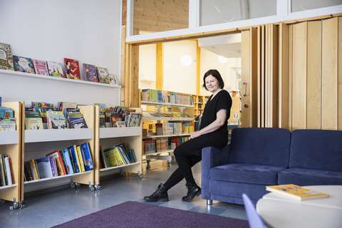 Kaisa Paasto på Laaksolahti bibliotek.