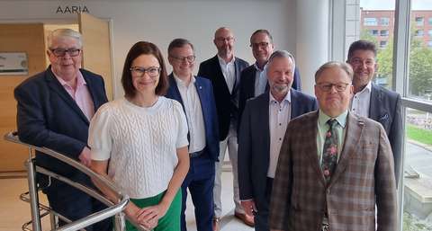 Group photo of the leaders of the ten largest cities in Finland.