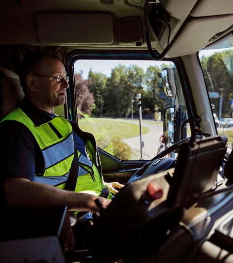 Henkilö ajaa kuorma-autoa