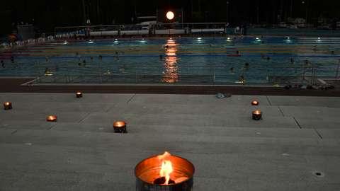 The photo shows the Leppävaara outdoor swimming pool, the moonlight and outdoor candles.