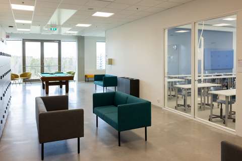 käytävä, jossa penkkejä ja biljardipöytä