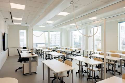 luokka, jossa pulpetteja.