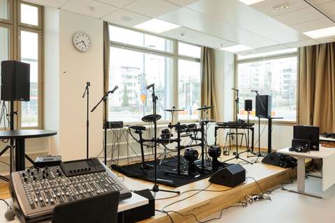 musiikin luokka, jossa soittimia