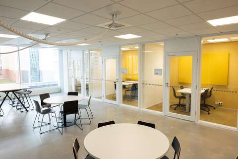 opiskelijoiden pienryhmätiloja ja käytävä