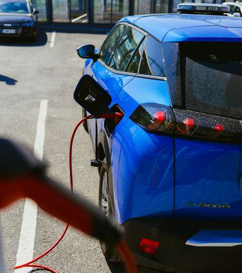 Sähköauto latauksessa