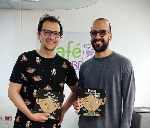 Sergio Augusto Sánchez ja Manuel García Plata pitävät kädessään Pikku Avokadon tarina -kirjoja.