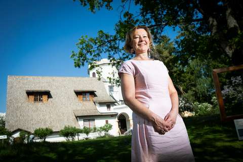 Kulttuurijohtaja Susanna Tommila hymyilee kameralle Akseli Gallen-Kallelan museon edessä.