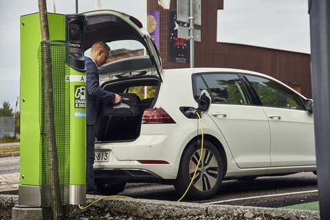 Sähköauto latauksessa parkkipaikalla