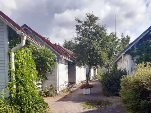 Rivitaloalueen vehreä sisäpiha. 