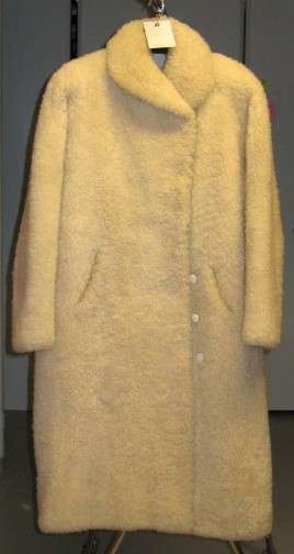 Lucian asuna käytetty pitkä valkoinen lammasturkki.