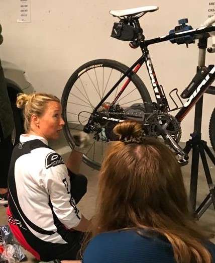 Pyöränhuollon opetusta.