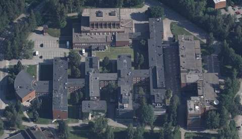  Suuria punatiilisiä rakennuksia, jotka kytkeytyvät kiinni toisiinsa.