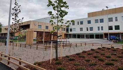 Koulukeskus Monikon piha.