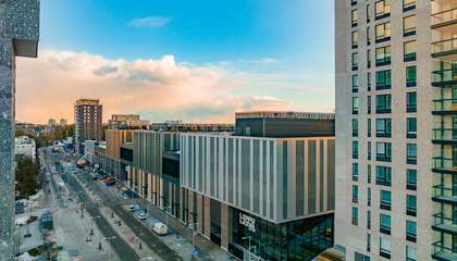 Lippulaivan julkisivu ja katu.