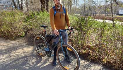 Pastori Heikki Lehti pyörän kanssa