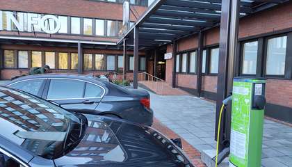 Sähköauto latautumassa Etteplanin toimistorakennuksen edustalla.