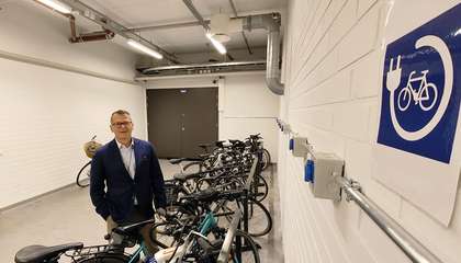 Mies esittelee LähiTapiolan pyöräparkkia.