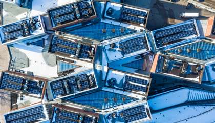 Aurinkopaneeleja talojen katoilla Otaniemessä.