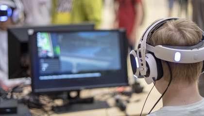 Nuori pelaa tietokoneella.