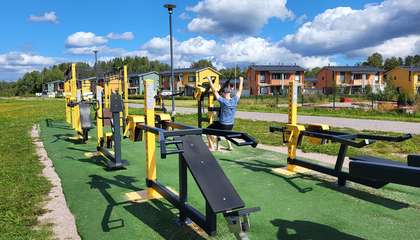 Kuvassa on ulkokuntosalilaitteita Hansavalkaman kentän vieressä Kauklahdessa.