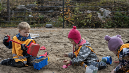 Lapset leikkivät hiekkalaatikolla.