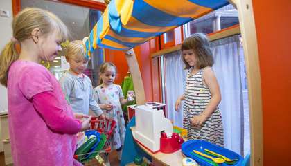 Lapset leikkivät kauppaa.