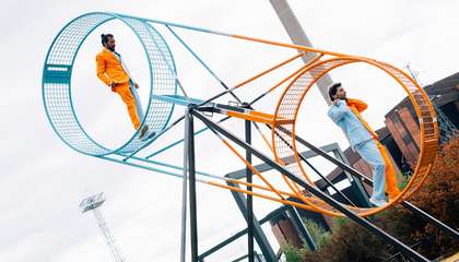 Kaksi sirkustaiteilijaa kuolemanpyörällä.