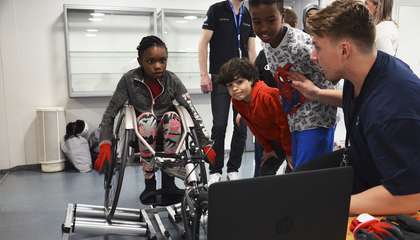 Lapsia ja nuoria kokeilemassa digitaalista ratakelaussimulaattoria.