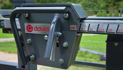 Kuva on lähikuva ulkokuntosalin laitteen osasta.