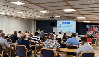 Ihmisiä kuuntelemassa esitystä.