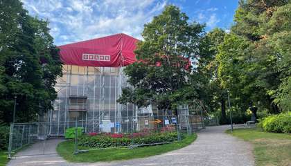 Villa Elfvikin huvila on peitetty muovilla.