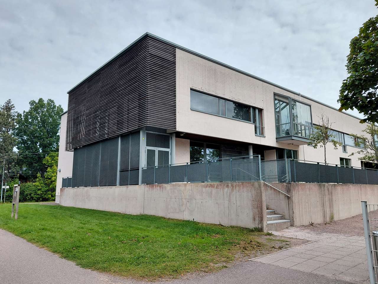 Dalsvikshusets husgavel, där ingången till bibliotekets lokaler finns.
