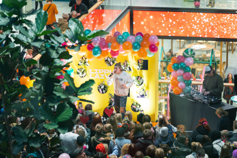 Robin Packalen esiintymässä Länsi-Metron laajennuksen avajaisissa.