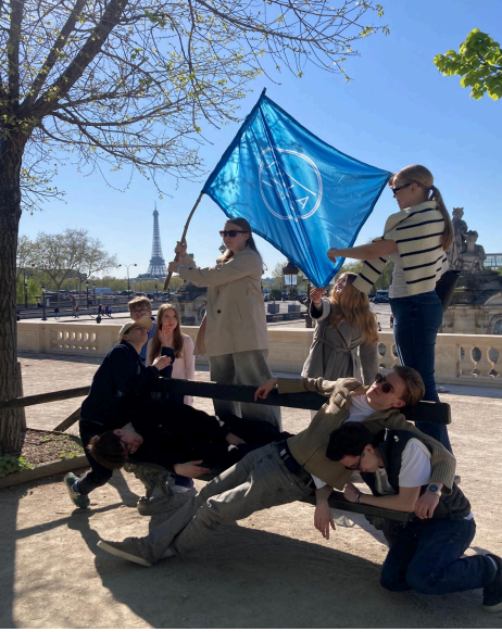 Opiskelijoita Pariisissa lipun kanssa.