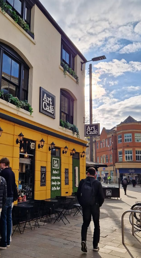 Taloja ja taivasta ja mies.