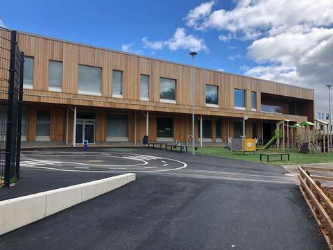 Päiväkodin rakennus ulkoapäin.
