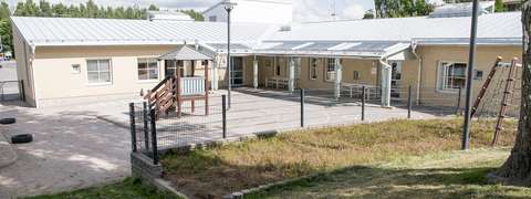 Niittymaan päiväkodin piha. 