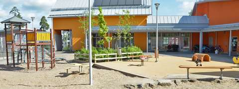 Päiväkodin rakennus ulkoapäin.