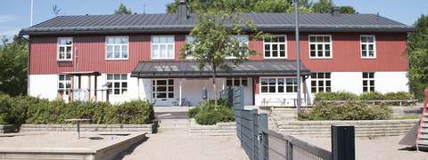 Mankkaan päiväkoti rakennus sisäpihalta päin kuvattuna.