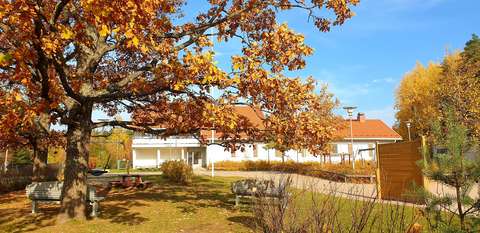 Nupurin päiväkotirakennus ja piha-alue.