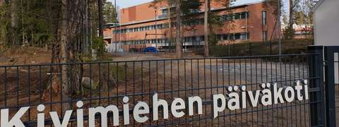 Kivimiehen päiväkodin piha.