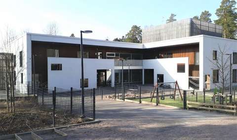 Pohjois-Tapiolan päiväkodin piha.