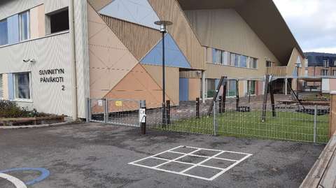 Suviniityn päiväkodin rakennus ulkoapäin.