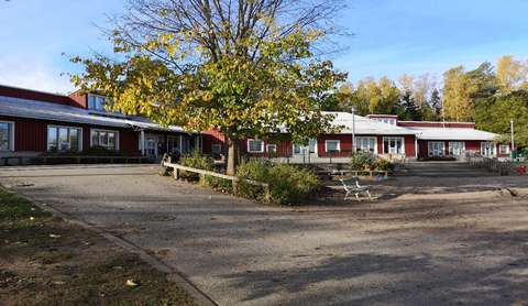 Suomenojan päiväkodin rakennus ulkoa.