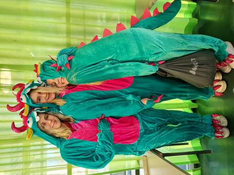 kolme abia penkkareissa pukeutuneina